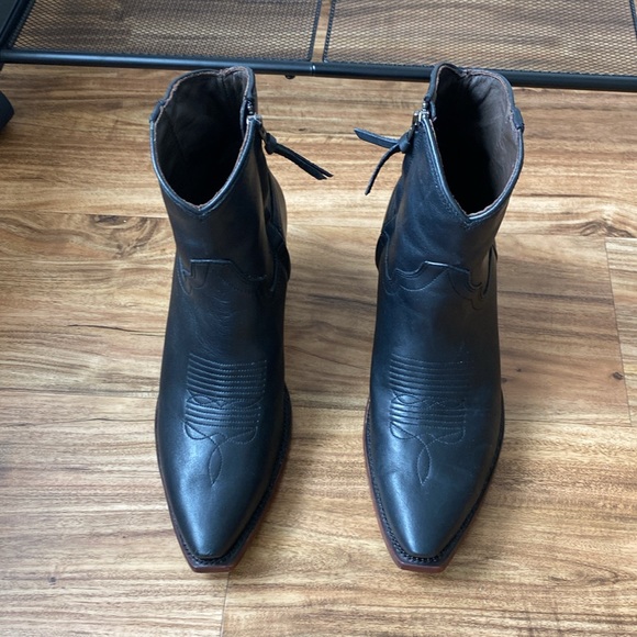 BUNDLE - Tecovas  2 pairs of the Daisy bootie in black and caramel - Picture 4 of 15